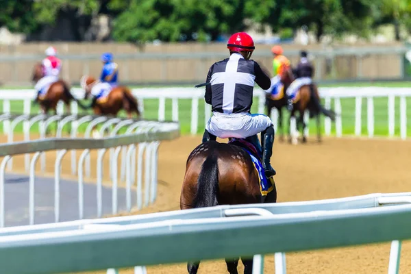 出発ゲートに向かう馬ライダーのレース トラック — ストック写真