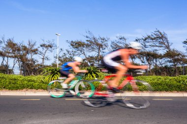 Yakın çekim eylem sabah yol sahası ikinci kısmını triatlon yarış soyut hareket hızı Bisiklet atlet bulanıklık.