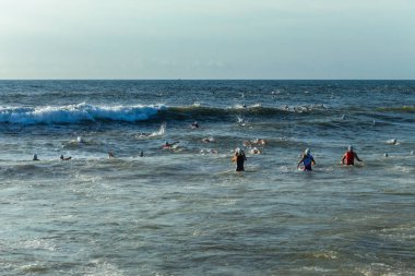 Triatlon plaj okyanus Yüzme Başlat erkek kadın Champs