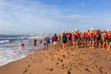 Triatlon Champs Beach erkekler okyanus Yüzme Başlat hazırlamak