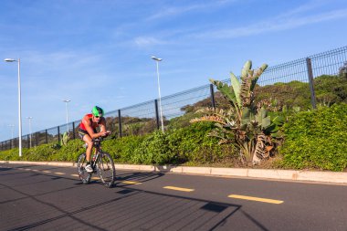 Triatlon Champs sporcu adam yol sahası Bisiklete binme