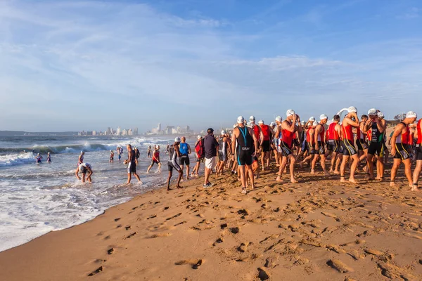 Triathlon Champs Beach män förbereda Ocean Swim Start — Stockfoto