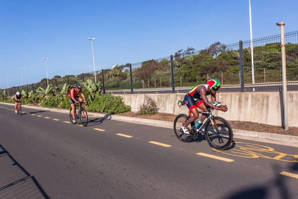 Triatlon Champs sportoló férfiak kerékpározás a közúti tanfolyam — Stock Fotó