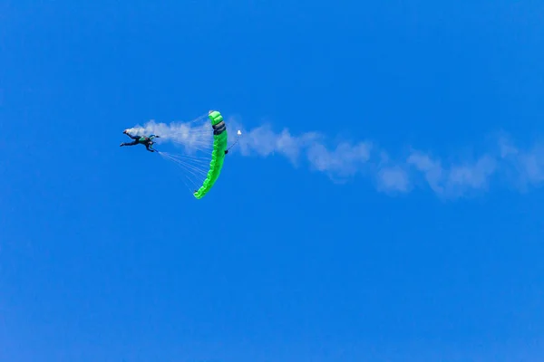 Skydiver Skydiving Open Green Parachute Flight — Stock Photo, Image