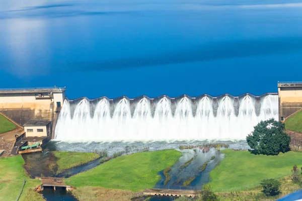 Energia de água da cachoeira da parede da barragem da foto do voo — Fotografia de Stock