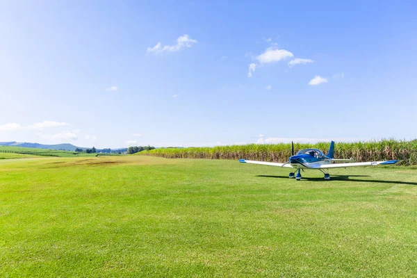 Літак ферми трава Airstrip — стокове фото