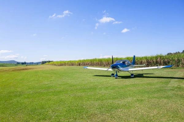 Samolot rolnicze trawa lądowisko — Zdjęcie stockowe