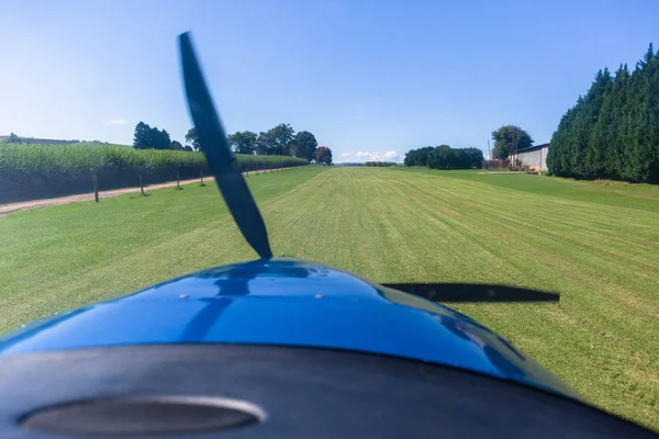 Plano despegue enfoque hierba pista granja . —  Fotos de Stock