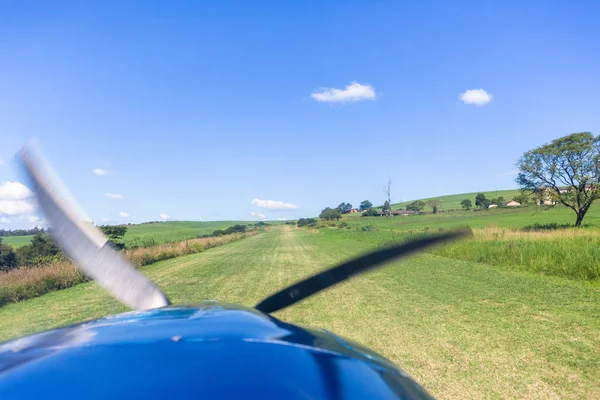 Samolot lądowania podejście trawa Runway Farmlands — Zdjęcie stockowe