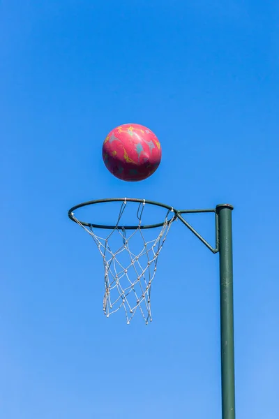 Netball Hoop bola céu azul ao ar livre — Fotografia de Stock