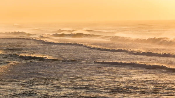 Vlny plážového oceánu ranní zlatá krajina — Stock fotografie