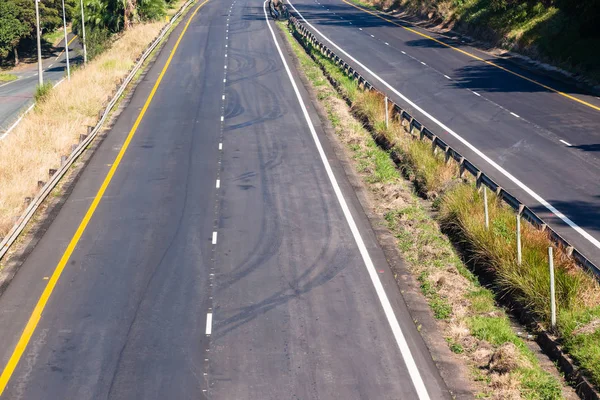 Estrada novo asfalto pintura branca detalhes gerais — Fotografia de Stock