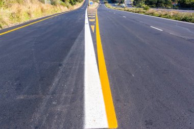 Yol Yeni Asfalt Asfalt Beyaz Sarı Boya İşaretleri