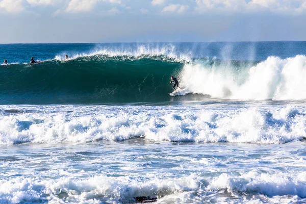 Surfing surfer jazda fala akcja — Zdjęcie stockowe