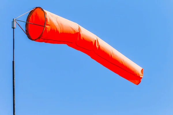 El tiempo Calcetín de viento Cielo azul Volar — Foto de Stock