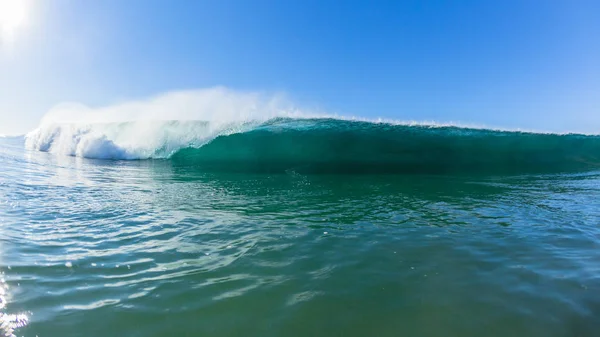 Wave zwemmen ontmoet water kracht — Stockfoto