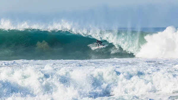 冲浪冲浪管骑在大空心碰撞蓝色水波在浅礁 — 图库照片