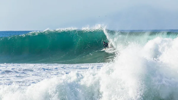 Surfer surfen ontmoeting Ocean Wave macht — Stockfoto