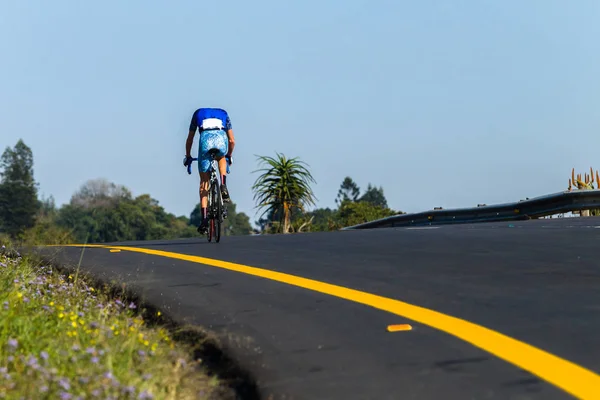 Radfahrer Straßenrennen Hügel hinter hinterem Foto — Stockfoto