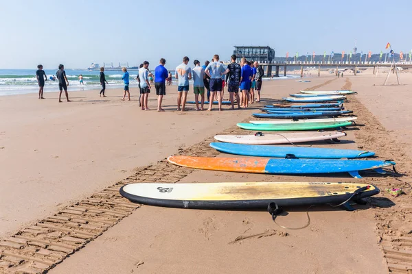 Surfing lekcje studenci Plaża Ocean — Zdjęcie stockowe