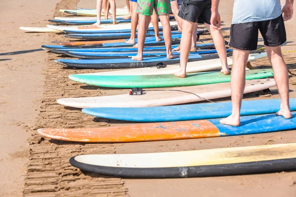 Clases de Surf Piernas Estudiantes Tablas de Surf Playa —  Fotos de Stock