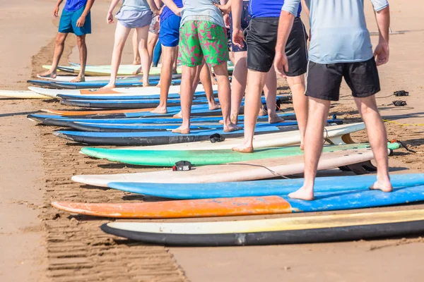 Clases de Surf Piernas Estudiantes Playa Océano — Foto de Stock