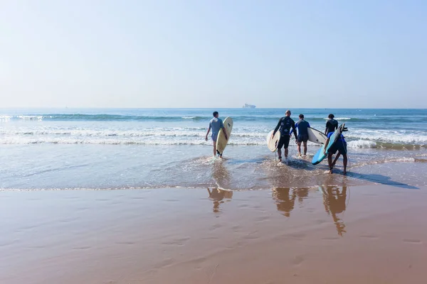 Surflessen studenten strand oceaan — Stockfoto