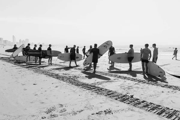 Sörf dersleri öğrenciler plaj okyanus — Stok fotoğraf