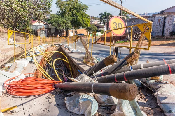 Construção de trincheira de cabo de eletricidade rodoviária — Fotografia de Stock