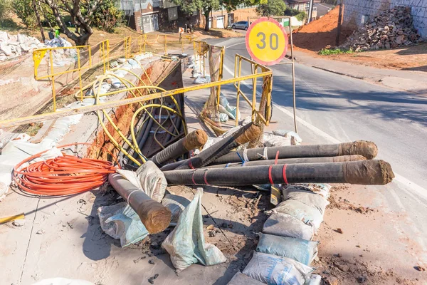 Строительство траншеи для монтажа дорожных электрических кабелей — стоковое фото