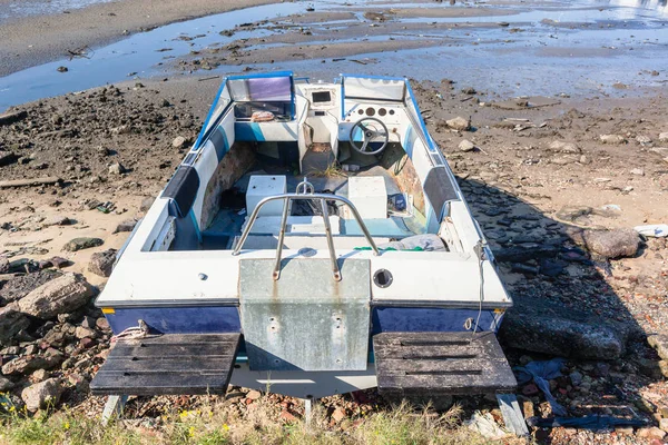 Bateau de ski abandonné bateau pourrissant rivage du port — Photo