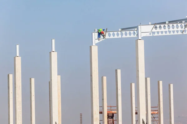 İnşaat İşçisi Yüksek Kirişler Kolonlar — Stok fotoğraf