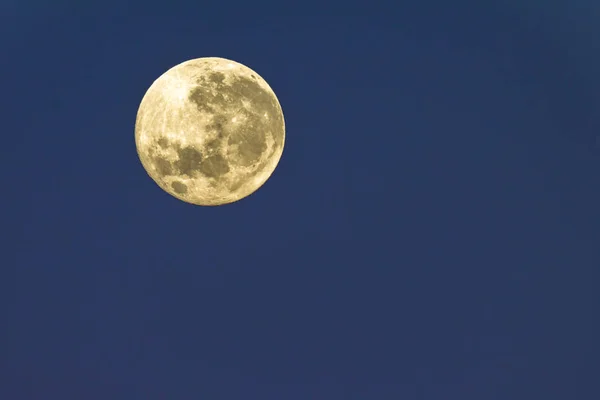 Pleine lune ciel bleu — Photo