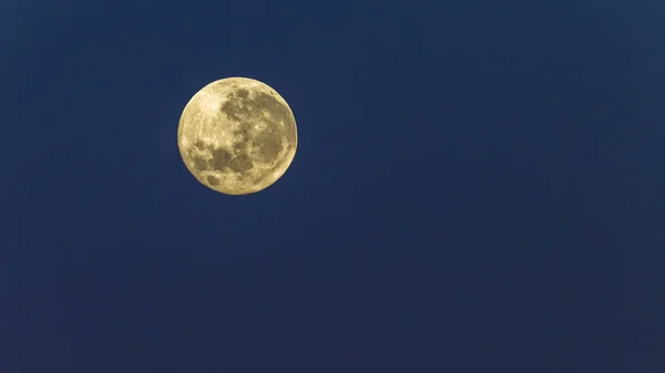 Pleine lune ciel bleu — Photo