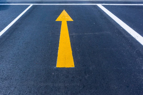 Marcas de estrada Sinal de seta amarela Direções — Fotografia de Stock