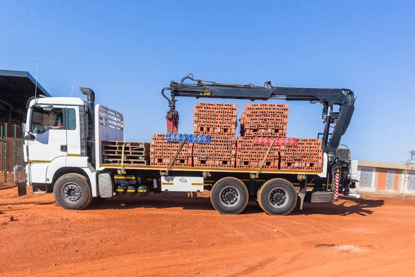 Nouvelle briques camion remorque livraison chantier de construction — Photo