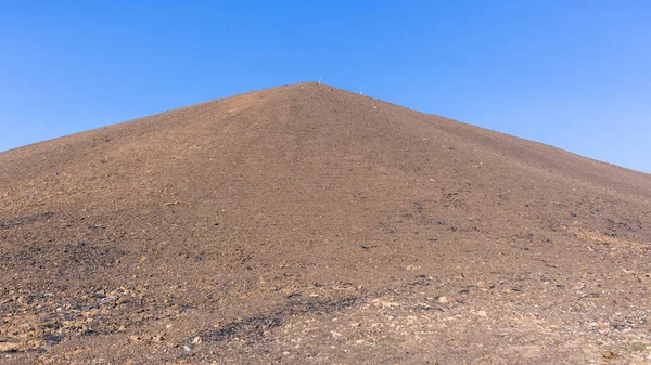 Hoher Sand steiler Hügel Böschung blauer Himmel — Stockfoto