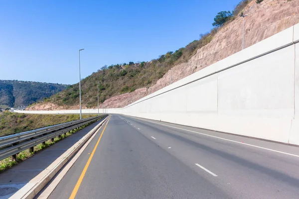 Nuevo Camino Carretera Estructuras Valle Paisaje — Foto de Stock