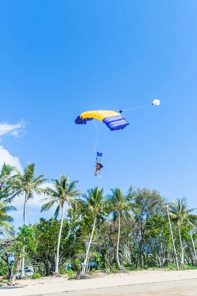 Parachutisme tandem parachute plage atterrissage — Photo