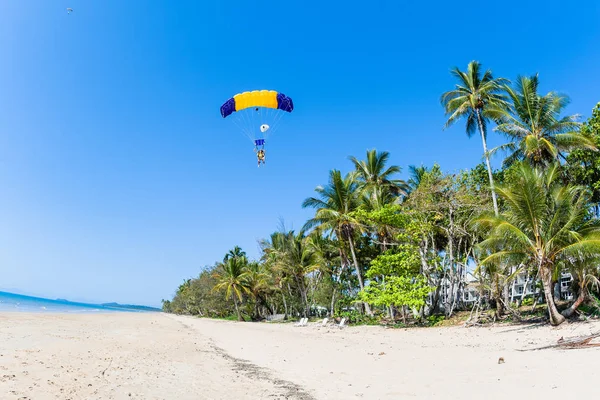 Skydiving Tandem Parachute Beach Landing — Stock Photo, Image