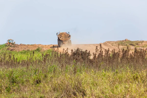 Rozwój własności przemysłowej Truck earthworks — Zdjęcie stockowe