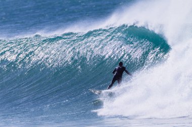 Surfer Sörf Rides Soğuk Dalga