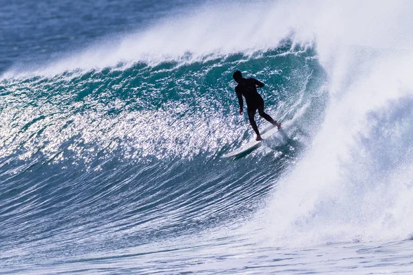 Surfista Surfing Rides Cold Wave — Foto de Stock
