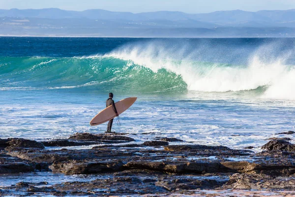 Surfista va Surf Rock Entry Waves — Foto de Stock