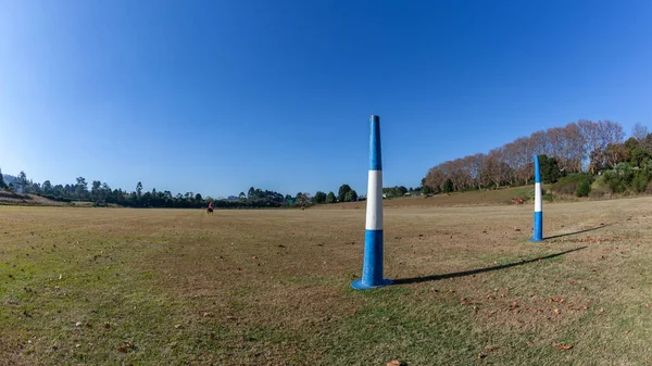 Pembalap Polo Lapangan Menutup Gol Langit Biru Foto Pemandangan Panorama — Stok Foto