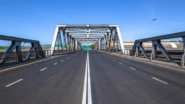 Dubbla Road Steel Bridge Korsar Asfalt Tjärad Yta Infrastruktur Förbättringar — Stockfoto