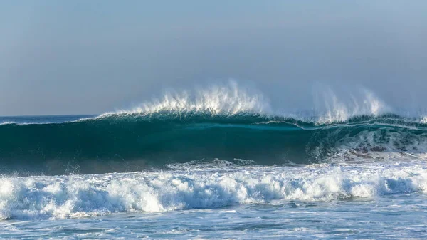 Ocean Wave Feathering Upright Wall Blue Water Flaring Crashing Shallow — Stock Photo, Image