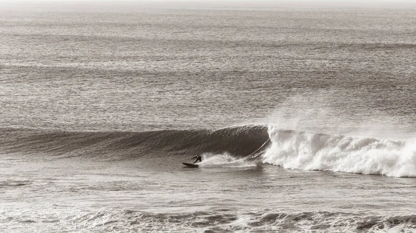 Surfer Surfing Dno Obracając Się Fali Oceanu Vintage Sepia Ton — Zdjęcie stockowe