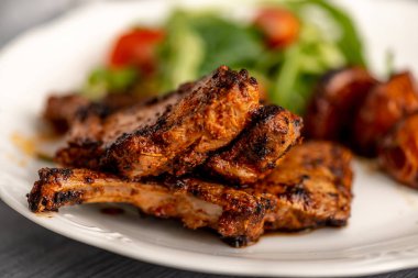 Bir tabakta sebze ve bazı patates pirzola