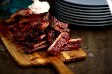 Füme kaburga üzerinde ahşap plat yenmek hazır
